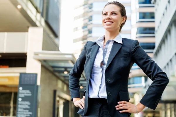 Retrato de mulher de negócios sorrindo ao ar livre — Fotografia de Stock