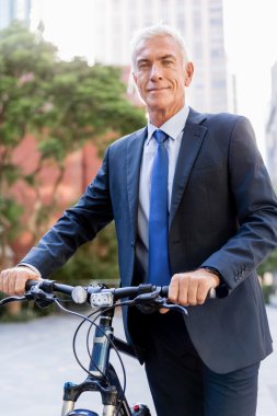 Başarılı bir iş adamı binicilik bisiklet