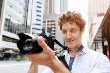 Erkek fotoğrafçı alarak resim