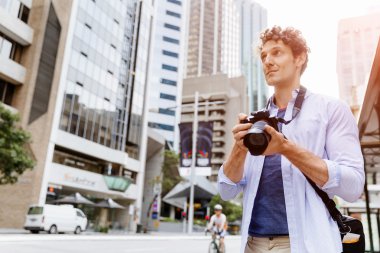 Erkek fotoğrafçı alarak resim