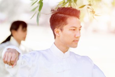 Yakışıklı adam Thai Chi yapıyor.