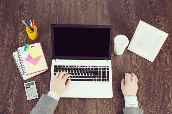 Escritório local de trabalho com material de escritório e laptop — Fotografia de Stock