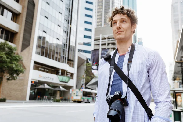 Turista masculino na cidade — Fotografia de Stock