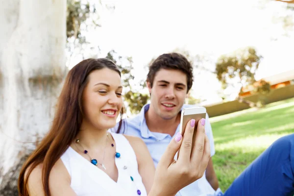 Pareja joven en el parque — Foto de Stock