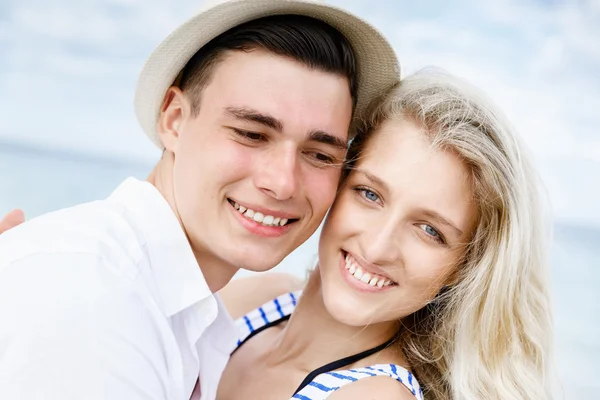 Romántica pareja joven sentada en la playa —  Fotos de Stock