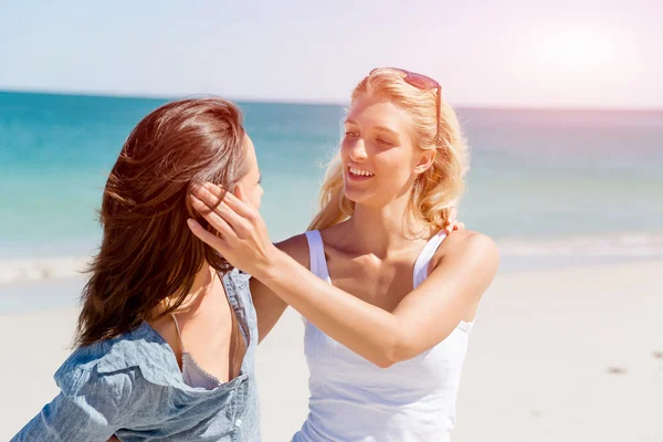 Kvinna vänner på stranden — Stockfoto