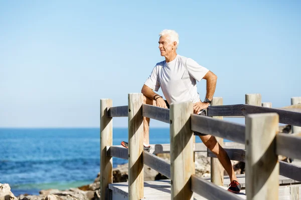 Hombre entrenando en la playa afuera —  Fotos de Stock