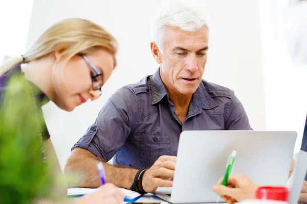 Collega's samen te werken — Stockfoto