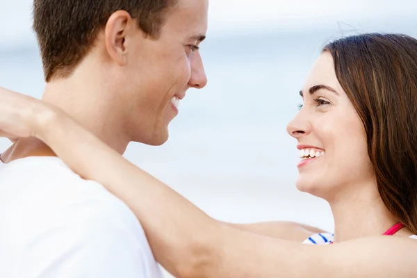 Romantico giovane coppia sulla spiaggia — Foto Stock