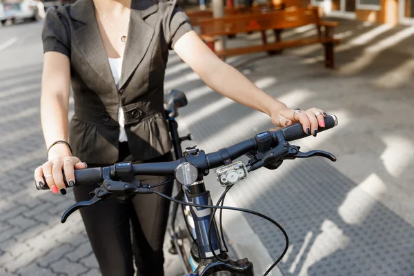 Mujer joven viajando en bicicleta — Foto de Stock