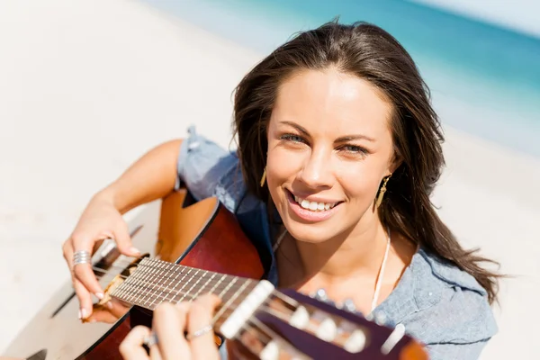 Hermosa joven tocando la guitarra en la playa —  Fotos de Stock