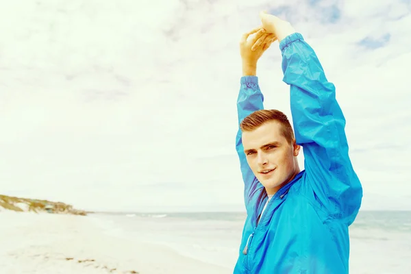 Man training on beach outside — Stock Photo, Image