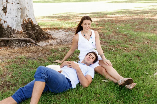 Jeune couple dans le parc — Photo