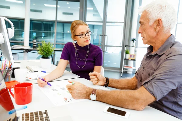 Collaboratori che lavorano insieme — Foto Stock