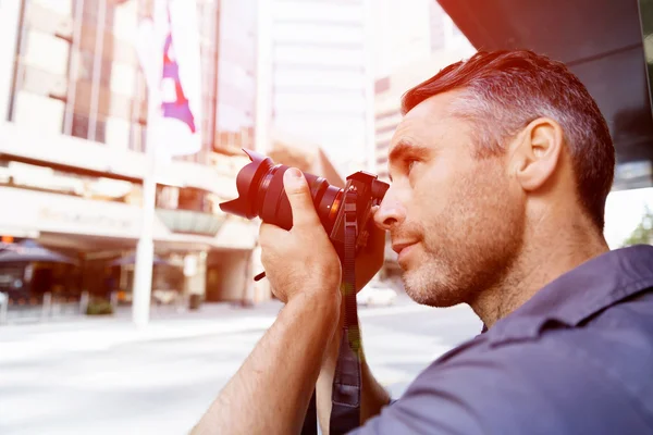 Laki-laki fotografer mengambil gambar — Stok Foto