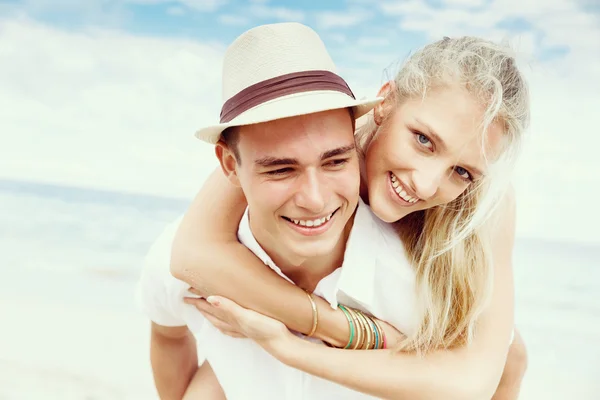 Pareja joven romántica en la playa Imagen de archivo