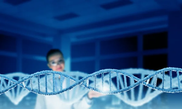 Mujer tecnóloga en laboratorio — Foto de Stock