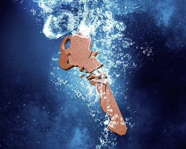 Ключ под водой — стоковое фото