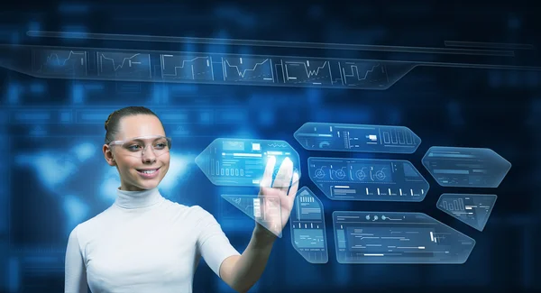 Vrouw die werkt met virtuele interface — Stockfoto