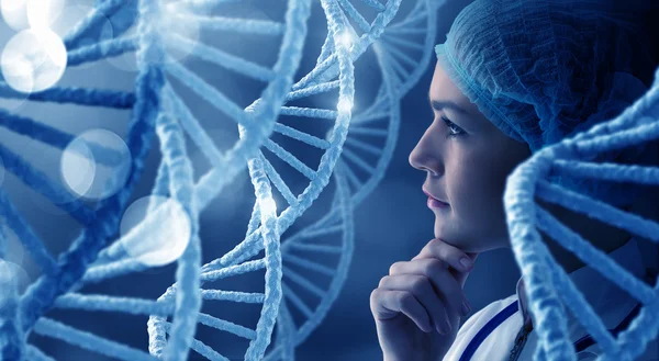 Kadın bilim teknoloji uzmanı laboratuvar olarak