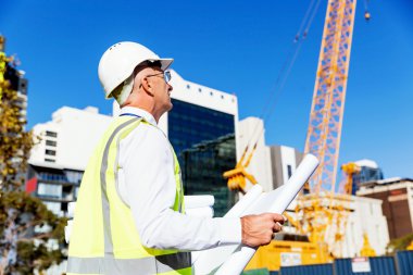 İnşaat alanında mühendis.