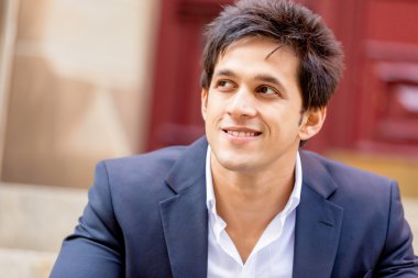 Açık havada kendinden emin bir iş adamının portresi.