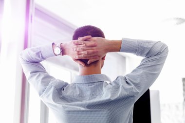 Çekici ofis çalışanı masada oturuyor.