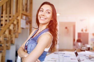 Yaratıcı ofiste duran genç kadın