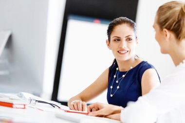 Ofiste iki bayan meslektaşım var.