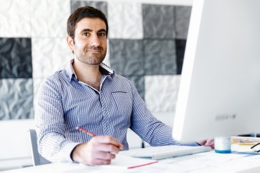 Masa başında oturan erkek ofis çalışanı