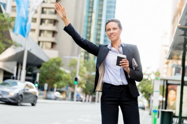 Taksi yakalamak iş kadın portresi