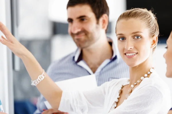 Geschäftsleute im modernen Büro — Stockfoto