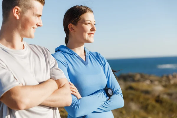 Jeune couple sur la plage d'entraînement ensemble — Photo