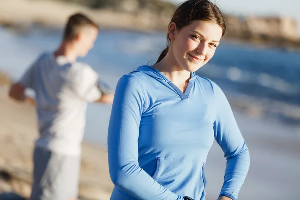 Pareja joven en el entrenamiento de playa juntos — Foto de Stock