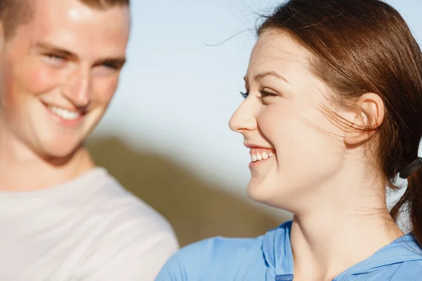 Jong (echt) paar op het strand training samen — Stockfoto