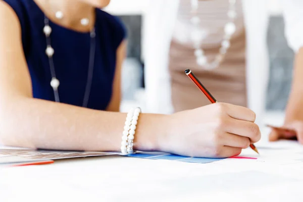 Womans hand writing on paper — Stock Photo, Image