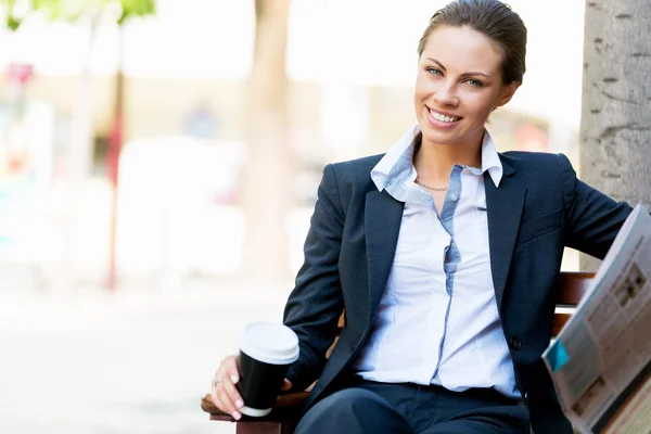 Portrait of business woman smiling outdoor — Stock Photo, Image