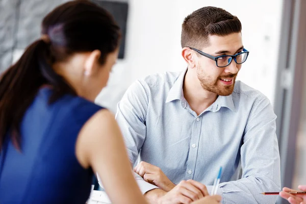 Les gens d'affaires dans le bureau moderne — Photo