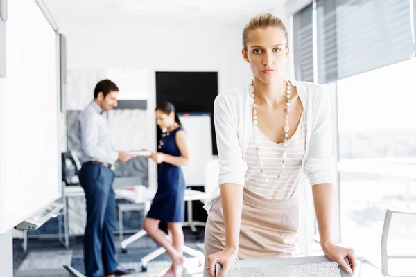 Attraktive Arbeitnehmerinnen im Amt — Stockfoto