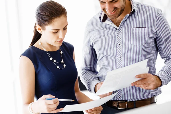 Geschäftsleute im modernen Büro — Stockfoto