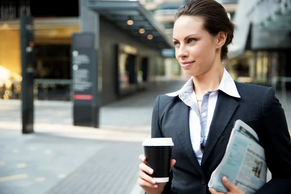 Portrait of business woman walking and smiling outdoor — Stock Photo, Image