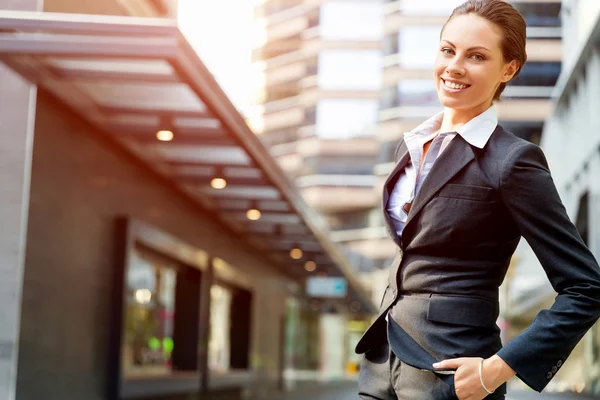 Portrait de femme d'affaires souriant en plein air — Photo