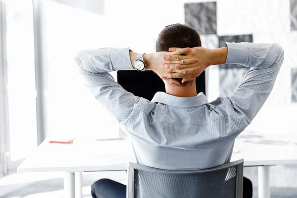 Trabalhador masculino no escritório sentado na mesa — Fotografia de Stock