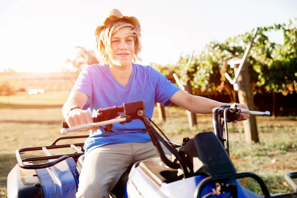Pojke riding farm lastbil i vingården — Stockfoto