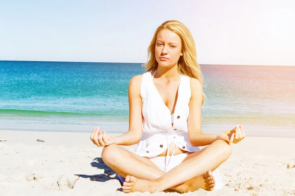 Young woman relaxing on the beach — Stock Photo, Image