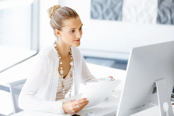 Aantrekkelijke kantoormedewerker aan het bureau — Stockfoto