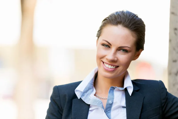 Retrato de mulher de negócios sorrindo ao ar livre — Fotografia de Stock