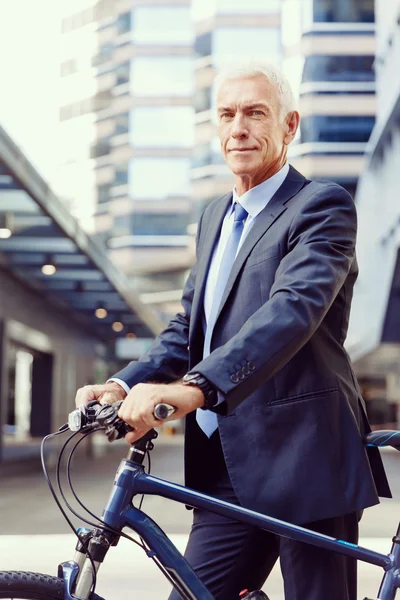 Bem sucedido empresário andar de bicicleta — Fotografia de Stock