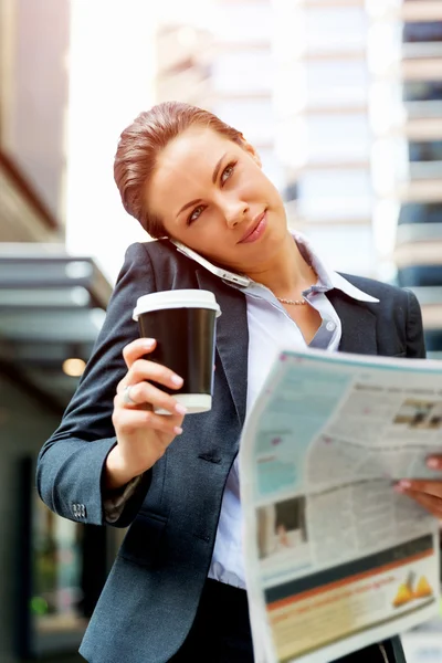 Retrato de mujer de negocios sonriendo al aire libre — Foto de Stock