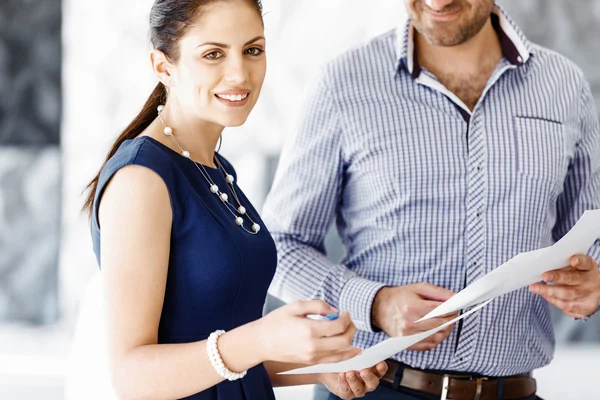 Modern ofisteki iş adamları